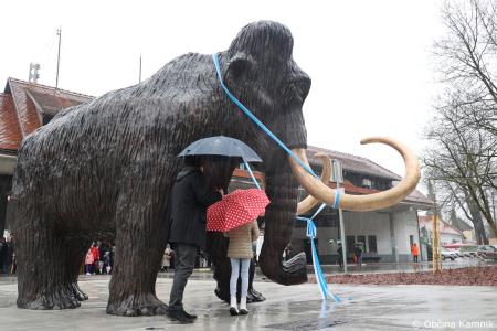 Dobrodošel mamut v Kamniku je dobil svoje mesto bronasti mamut v naravni velikosti, ki stoji v Mamutovem parku (14)